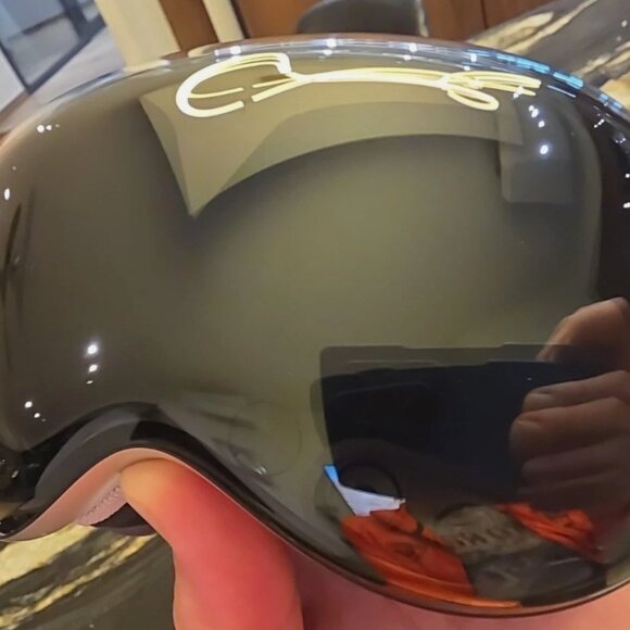 Apple Vision Pro 256GB Full Kit: Includes Travel Case & All Original Gear - Picture 4 of 9